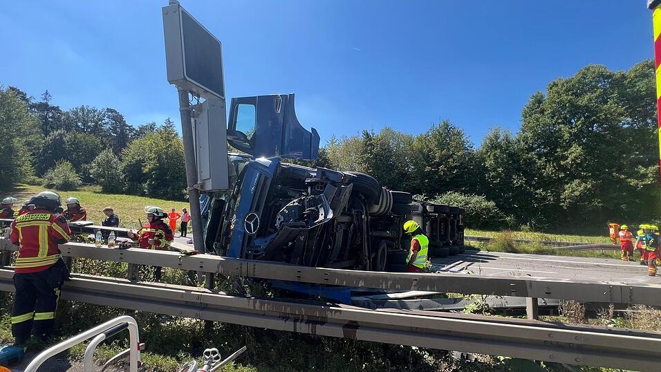 Ein Lastwagen kippte am Dienstag auf der A93 bei Regenstauf um und blieb quer zur Fahrbahn in Fahrtrichtung München liegen.
