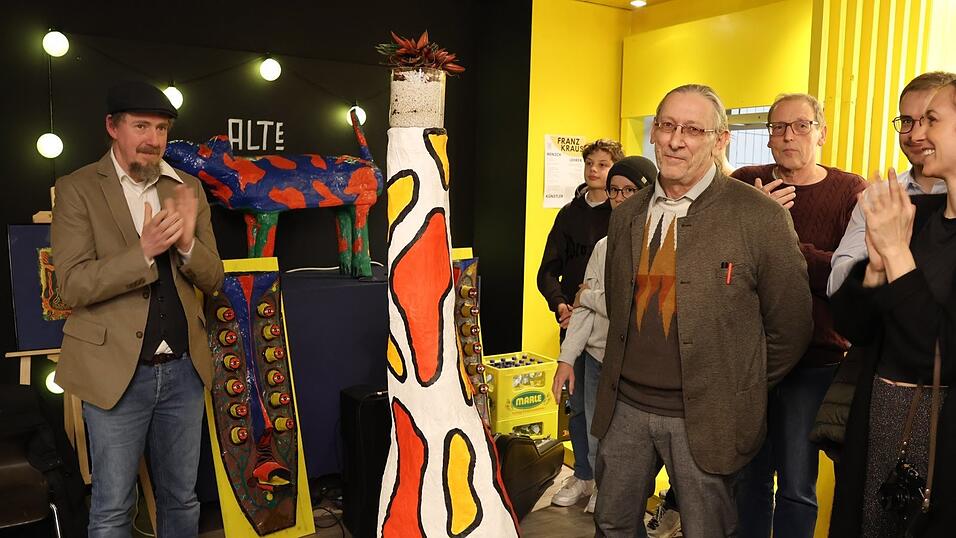 Der gefeierte K&uuml;nstler Franz Kraus (r.) mit Kurator und Kollegen Karsten Nasdal (l.)