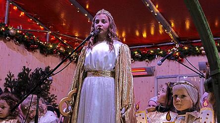 Christkindl Rosalie Seidl heißt die Besucher bei der Eröffnung des Bad Kötztinger Christkindlmarktes willkommen. Unterstützt wird sie dabei von den Kindern des Kneippkindergartens.