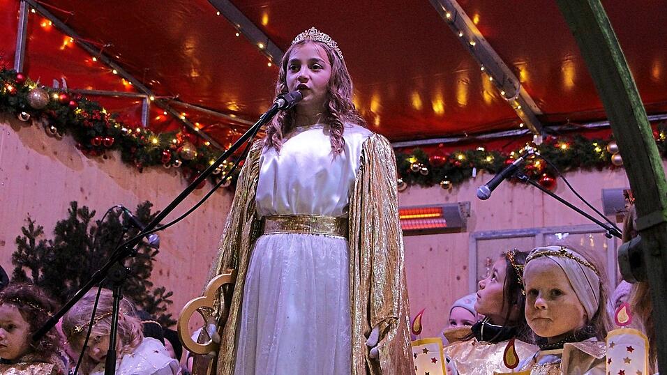 Christkindl Rosalie Seidl hei&szlig;t die Besucher bei der Er&ouml;ffnung des Bad K&ouml;tztinger Christkindlmarktes willkommen. Unterst&uuml;tzt wird sie dabei von den Kindern des Kneippkindergartens.