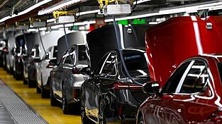 Die Produktion der Autoindustrie zieht an. Die Produktion der Autoindustrie zieht an.