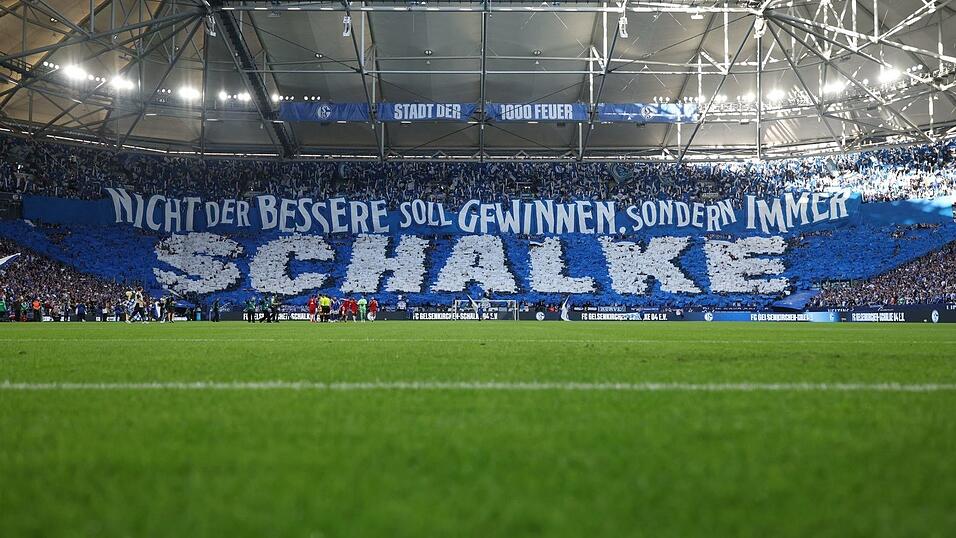 Die Schalker Fans feierten die Rückkehr ins Fußball-Oberhaus mit einer Choreographie in der Nordkurve. Die Schalker Fans feierten die Rückkehr ins Fußball-Oberhaus mit einer Choreographie in der Nordkurve.