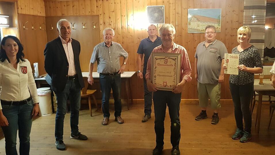 Hans Wolf (Mitte) wurde zum Ehrenvorsitzenden des Vereins ernannt. Hans Wolf (Mitte) wurde zum Ehrenvorsitzenden des Vereins ernannt.