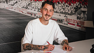 Adrian Fein bei der Vertragsunterzeichnung.