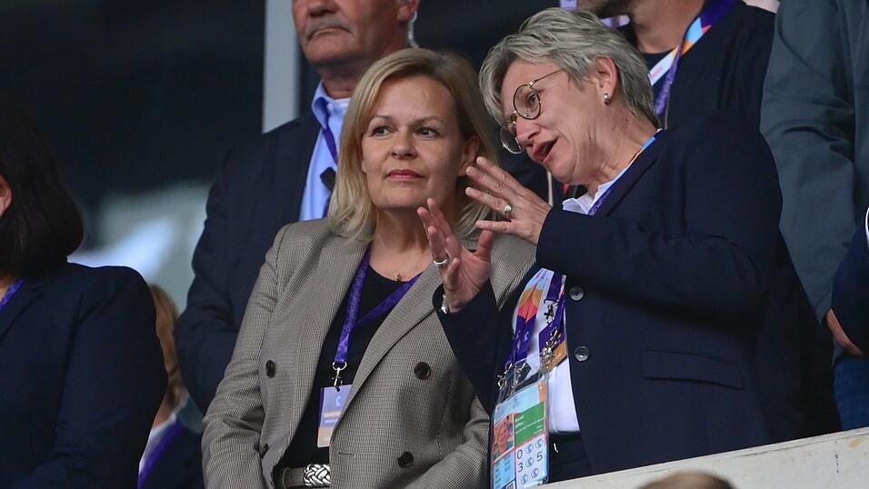 Silke Raml (r) ist Kandidatin für einen Platz im DFB-Präsidium.