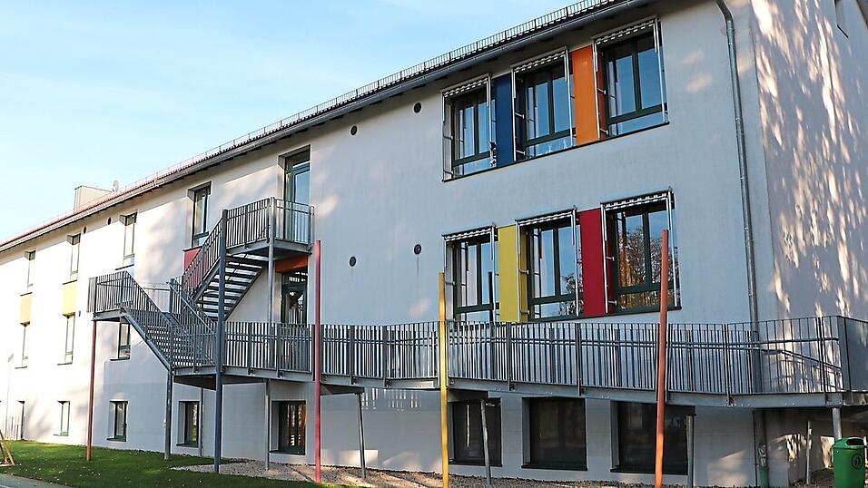 Zur Gewährleistung der Barrierefreiheit der OGTS wird ein Aufzug notwendig, der im rückwärtigen Gebäudetrakt im Anschluss an die Fluchttreppe als Verbindung ins Untergeschoß angebaut werden könnte. Zur Gewährleistung der Barrierefreiheit der OGTS wird ein Aufzug notwendig, der im rückwärtigen Gebäudetrakt im Anschluss an die Fluchttreppe als Verbindung ins Untergeschoß angebaut werden könnte.