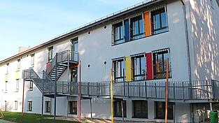 Zur Gewährleistung der Barrierefreiheit der OGTS wird ein Aufzug notwendig, der im rückwärtigen Gebäudetrakt im Anschluss an die Fluchttreppe als Verbindung ins Untergeschoß angebaut werden könnte. Zur Gewährleistung der Barrierefreiheit der OGTS wird ein Aufzug notwendig, der im rückwärtigen Gebäudetrakt im Anschluss an die Fluchttreppe als Verbindung ins Untergeschoß angebaut werden könnte.