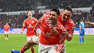 Gefeierter Mann bei Mainz: Nadiem Amiri (l.)