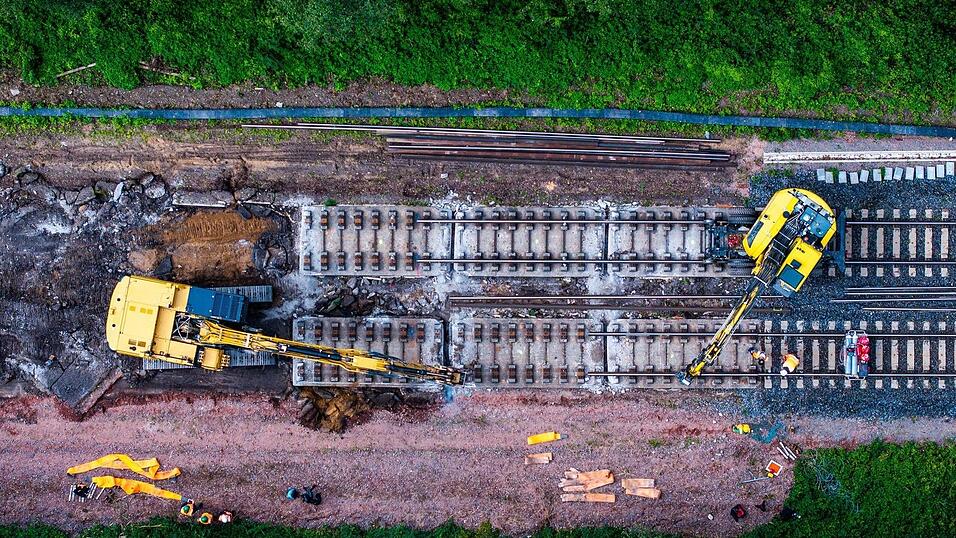 Pendler müssen weiter Geduld beweisen: Die Sanierung der Strecke Hamburg-Berlin verzögert sich. (Archivbild) Pendler müssen weiter Geduld beweisen: Die Sanierung der Strecke Hamburg-Berlin verzögert sich. (Archivbild)