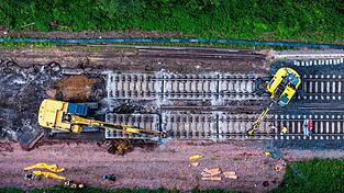 Pendler m&uuml;ssen weiter Geduld beweisen: Die Sanierung der Strecke Hamburg-Berlin verz&ouml;gert sich. (Archivbild)