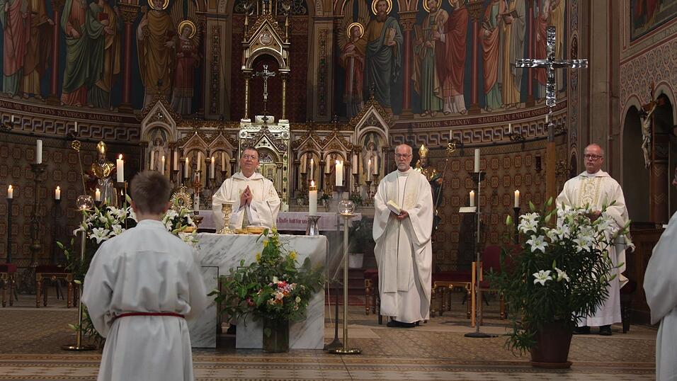 Zusammen mit Pater Wolfgang Jungmayr (Mitte) und Pater Jens Bartsch (rechts) zelebriert Pater Peter Renju am Sonntag in der Klosterkirche das Choramt anlässlich seines 70. Geburtstags. Zusammen mit Pater Wolfgang Jungmayr (Mitte) und Pater Jens Bartsch (rechts) zelebriert Pater Peter Renju am Sonntag in der Klosterkirche das Choramt anlässlich seines 70. Geburtstags.