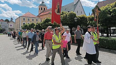 Einzug der Lallinger Wallfahrer am Ziel: Auf dem Kapellplatz in Altötting, wo sie am Pfingstsamstag um 12 Uhr eintrafen. Im Hintergrund die Gnadenkapelle und die Kirche St. Magdalena (l.), in der die Lallinger empfangen wurden.