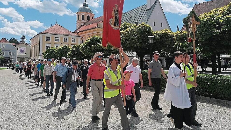 Einzug der Lallinger Wallfahrer am Ziel: Auf dem Kapellplatz in Alt&ouml;tting, wo sie am Pfingstsamstag um 12 Uhr eintrafen. Im Hintergrund die Gnadenkapelle und die Kirche St. Magdalena (l.), in der die Lallinger empfangen wurden.