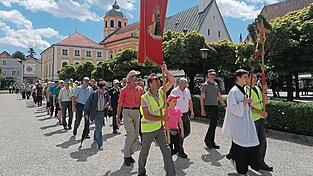 Einzug der Lallinger Wallfahrer am Ziel: Auf dem Kapellplatz in Alt&ouml;tting, wo sie am Pfingstsamstag um 12 Uhr eintrafen. Im Hintergrund die Gnadenkapelle und die Kirche St. Magdalena (l.), in der die Lallinger empfangen wurden.