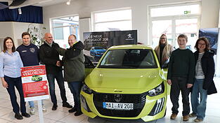 Freudestrahlend nimmt Michael Meier (Mitte) die Autoschlüssel entgegen. Freudestrahlend nimmt Michael Meier (Mitte) die Autoschlüssel entgegen.