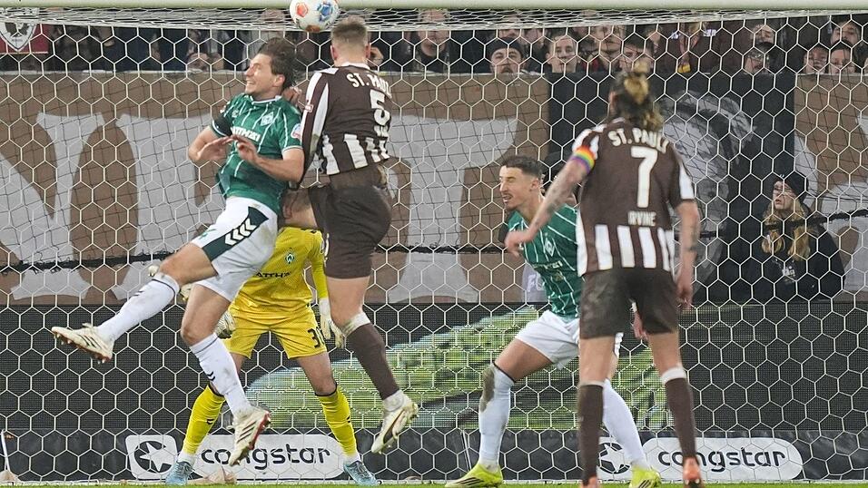 Hauke Wahl (2.v.l) trifft zum 1:0 f&uuml;r den FC St. Pauli.