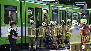 Die beiden Bahnen waren zusammengestoßen. Die beiden Bahnen waren zusammengestoßen.