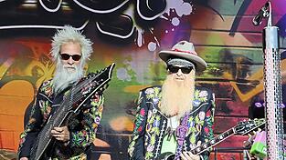 Bassist Elwood Francis und Bandleader Billy Gibbons (rechts) glänzen bei ihrem Konzert in Regensburg nicht nur musikalisch: Ihr Outfit zieren Dutzende Strasssteinchen. Bassist Elwood Francis und Bandleader Billy Gibbons (rechts) glänzen bei ihrem Konzert in Regensburg nicht nur musikalisch: Ihr Outfit zieren Dutzende Strasssteinchen.