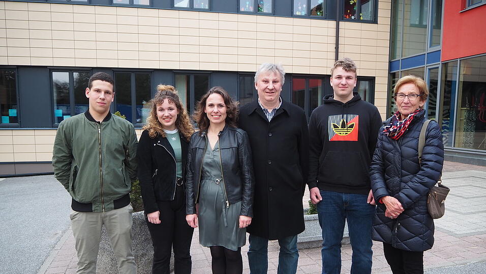 Irmgard Eberl mit ihrer Familie (Ehemann Wolfgang, Kinder Matthias, Theresa und Christoph und Schwiegermutter Roswitha). Irmgard Eberl mit ihrer Familie (Ehemann Wolfgang, Kinder Matthias, Theresa und Christoph und Schwiegermutter Roswitha).