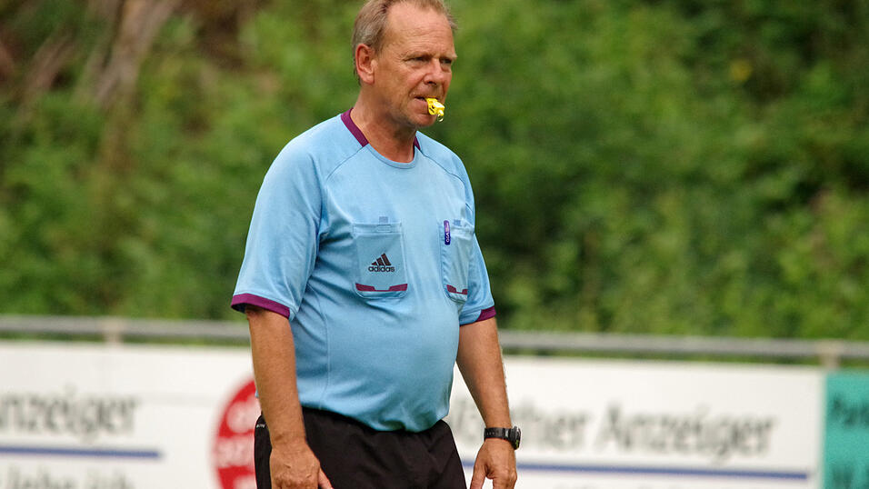 Der Mann mit der Pfeife: Dieter Haller bezeichnet die Schiedsrichterei als Sucht, von der man nicht los kommt.