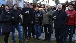 Bürgermeister, Stadträte und der Stadtwerke-Chef ließen sich die erste Tasse Glühwein schmecken.