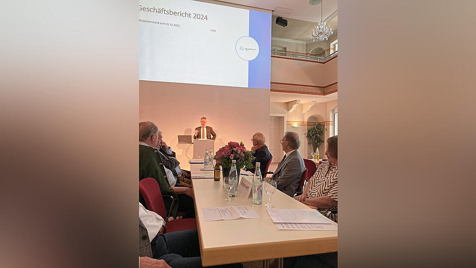 Vorsitzender Stefan Strasser informierte auch &uuml;ber den neuen Landshuter Mietspiegel.