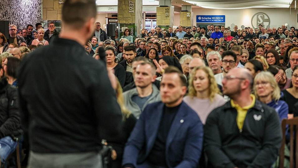 Nach dem spektakul&auml;ren Gelsenkirchener Sparkassen-Einbruch &ouml;ffnet die Bank eine Servicestelle f&uuml;r Kunden - hier ein Archivbild einer Informationsveranstaltung eines Rechtsanwalts f&uuml;r Kunden. (Archivbild)