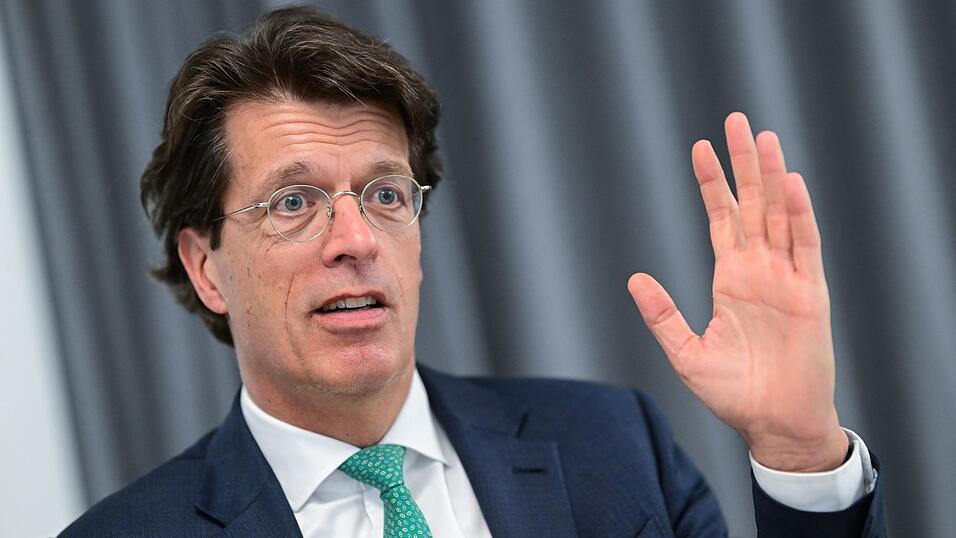 Schaeffler-CEO Rosenfeld: «Wir glauben an die E-Mobilität. Aber es wird noch eine lange Zeit auch Antriebe mit Verbrennungsmotoren geben.» Schaeffler-CEO Rosenfeld: «Wir glauben an die E-Mobilität. Aber es wird noch eine lange Zeit auch Antriebe mit Verbrennungsmotoren geben.»
