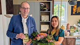 B&uuml;rgermeister Martin Hiergeist gratulierte Nuttha Yammee zur Gesch&auml;ftser&ouml;ffnung.