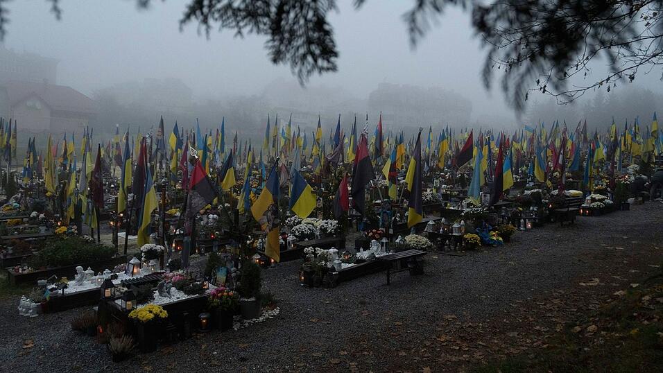Soldatengräber in der Ukraine. UN-Beobachter haben seit dem Sommer deutlich mehr Fälle erfasst, in denen ukrainische Kriegsgefangene getötet wurden. (Symbolbild) Soldatengräber in der Ukraine. UN-Beobachter haben seit dem Sommer deutlich mehr Fälle erfasst, in denen ukrainische Kriegsgefangene getötet wurden. (Symbolbild)