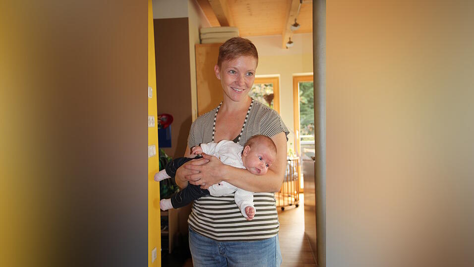 F&uuml;r Nicole Herzog aus Sankt Englmar mit ihrer Tochter Sofie ist Hebamme Melanie immer erreichbar.