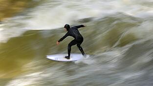 Die Surferinnen und Surfer auf der Eisbachwelle zählen inzwischen als Attraktion in München. (Archivbild) Die Surferinnen und Surfer auf der Eisbachwelle zählen inzwischen als Attraktion in München. (Archivbild)