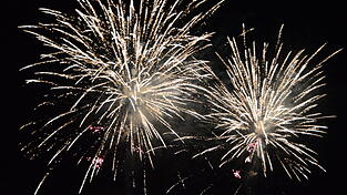 Das Feuerwerk muss aufgrund der schlechten Wetterprognose verschoben werden. Das Feuerwerk muss aufgrund der schlechten Wetterprognose verschoben werden.
