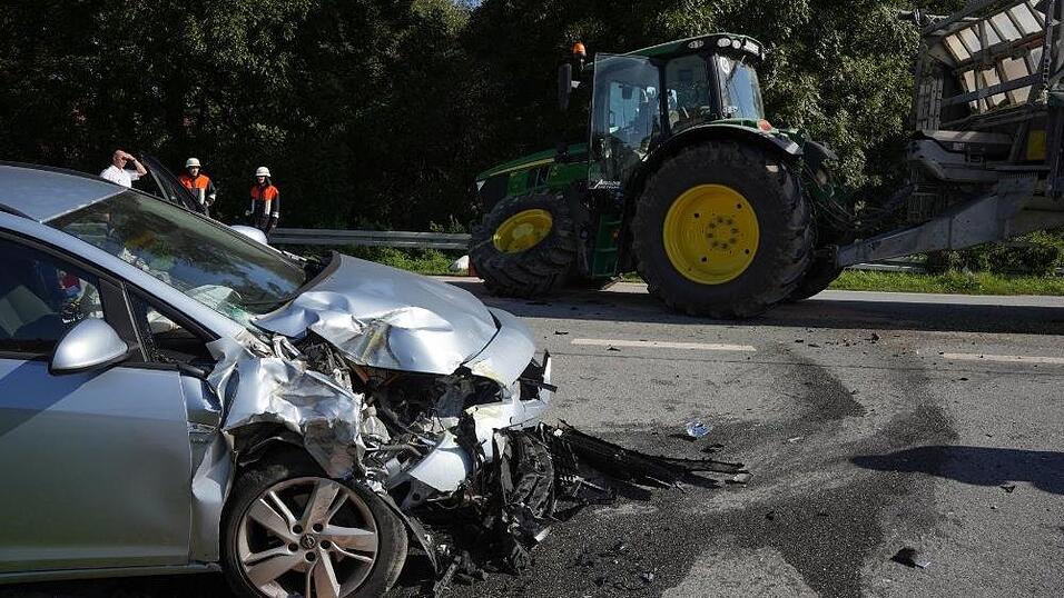 Auf der B8 bei Niedermünchsdorf hat sich am Samstagvormittag ein Verkehrsunfall ereignet. Auf der B8 bei Niedermünchsdorf hat sich am Samstagvormittag ein Verkehrsunfall ereignet.