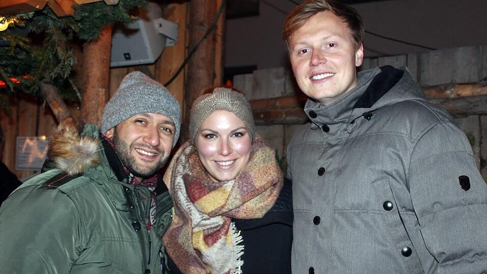 Auch am Samstag, 15. Dezember, strömten wieder etliche Besucher aus Landshut und Umgebung zur Weihnachtspyramide am Alten Viehmarkt. Auch am Samstag, 15. Dezember, strömten wieder etliche Besucher aus Landshut und Umgebung zur Weihnachtspyramide am Alten Viehmarkt.