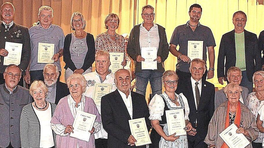 Die beiden Bürgermeister Josef Dollinger und Georg Hadersdorfer konnten am Donnerstag in der Schäfflerhalle 35 Funktionäre aus verschiedensten Moosburger Vereinen für ihre Arbeit in den vergangenen Jahren auszeichnen. Die beiden Bürgermeister Josef Dollinger und Georg Hadersdorfer konnten am Donnerstag in der Schäfflerhalle 35 Funktionäre aus verschiedensten Moosburger Vereinen für ihre Arbeit in den vergangenen Jahren auszeichnen.