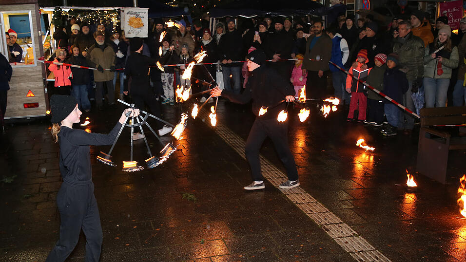 Eine Feuershow zeigten die Gaukler der 'Schierlinger Gennßhenkher.