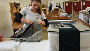 Raumausstatterin Linda Besler arbeitet an ihrem Werkstück, einem Schaumstoffwürfel, der bezogen und verziert werden musste. In den Räumen des Beruflichen Schulzentrums Mainburg fand die Deutsche Meisterschaft für Raumausstatter und Sattler statt. 