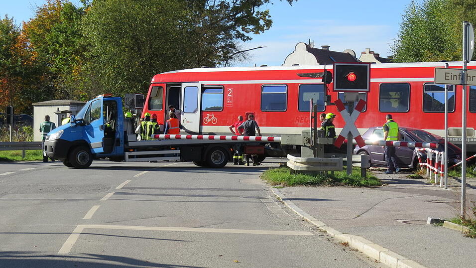 Von der Bahn zur Seite geschleudert wurde der Wagen einer 73-J&auml;hrigen. Im Bild l&auml;uft bereits die Bergung des verungl&uuml;ckten Autos (rechts) durch den Abschleppdienst (links).
