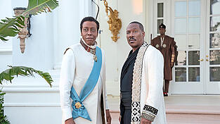 Semmi (Arsenio Hall, links) assistiert auch im zweiten Teil von 'Der Prinz aus Zamunda' widerwillig seinem König Akeem (Eddie Murphy).