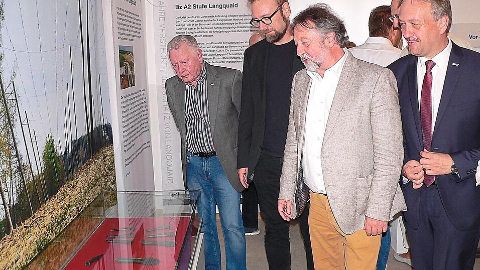 Die Ehrengäste vor dem Langquaider Fund.