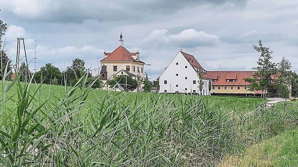 Aus dem Schlossplatz könnte schon bald die neue Ortsmitte Trains werden. Die Besonderheit: der offene Blick in die Landschaft.