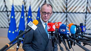 Bundeskanzler Friedrich Merz kommt zur ersten Arbeitssitzung beim EU-Gipfel. Topthema ist die Frage, ob künftig in der EU eingefrorene Vermögenswerte der russischen Zentralbank zur Unterstützung der Ukraine genutzt werden können. Bundeskanzler Friedrich Merz kommt zur ersten Arbeitssitzung beim EU-Gipfel. Topthema ist die Frage, ob künftig in der EU eingefrorene Vermögenswerte der russischen Zentralbank zur Unterstützung der Ukraine genutzt werden können.