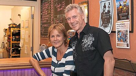 Zusammen mit seiner Frau Martina in einer Bar in Silver City. Sie ist der organisatorische Kopf hinter den Reisen.