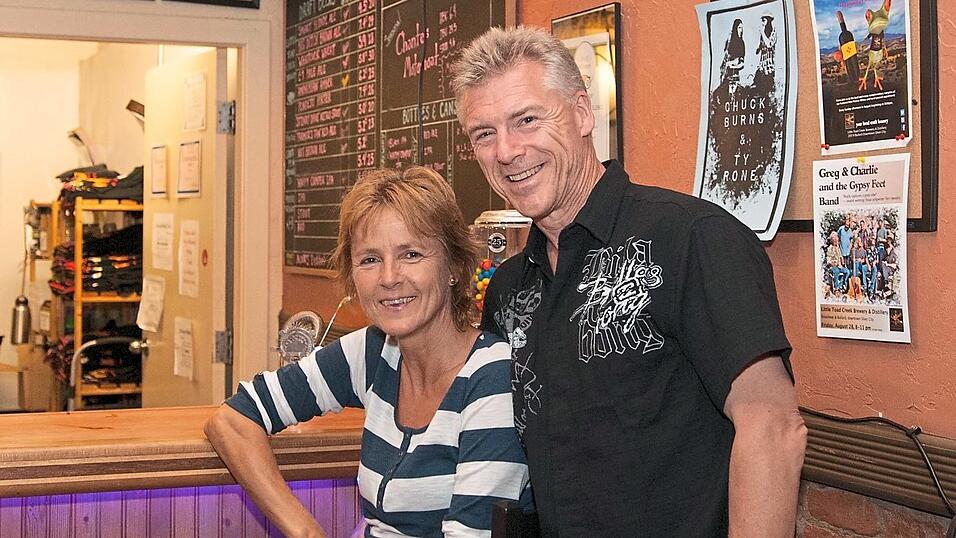 Zusammen mit seiner Frau Martina in einer Bar in Silver City. Sie ist der organisatorische Kopf hinter den Reisen.