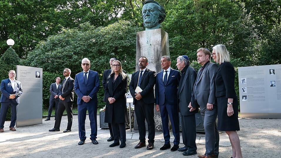 Friedman und Wagner besichtigten die Ausstellung «Verstummte Stimmen». Friedman und Wagner besichtigten die Ausstellung «Verstummte Stimmen».