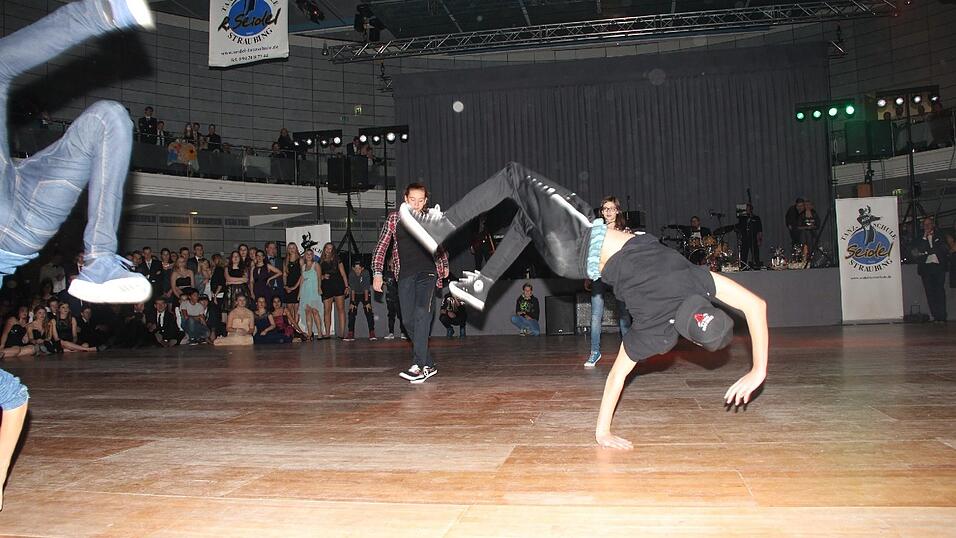 Die Bilder vom Abschlussball der Tanzschule Seidel in der Fraunhofer-Halle am 28. November. Die Bilder vom Abschlussball der Tanzschule Seidel in der Fraunhofer-Halle am 28. November.