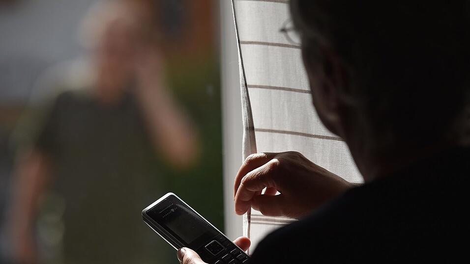 Jeden Tag stellt der LKW-Fahrer der Frau nach. Das Sch&ouml;ffengericht in Regensburg verurteilt ihn zu einer Bew&auml;hrungsstrafe.