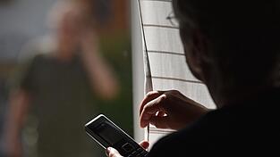 Jeden Tag stellt der LKW-Fahrer der Frau nach. Das Schöffengericht in Regensburg verurteilt ihn zu einer Bewährungsstrafe. Jeden Tag stellt der LKW-Fahrer der Frau nach. Das Schöffengericht in Regensburg verurteilt ihn zu einer Bewährungsstrafe.