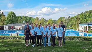 Vorfreude auf die Badesaison: Konstantin Uhl, B&uuml;rgermeisterin Heike Fries, Julia Milewski, Gemeinderatsmitglied Simon Heitzer und Kl&auml;rw&auml;rter Gerhard Lanzinger mit den Badeaufsichten der Patenkompanie Roding.